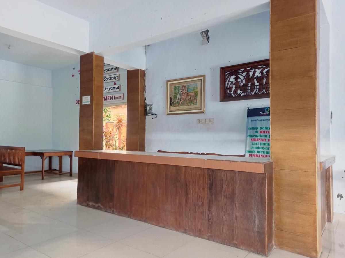 Oyo 90093 Dw Hotel Malang Exteriör bild