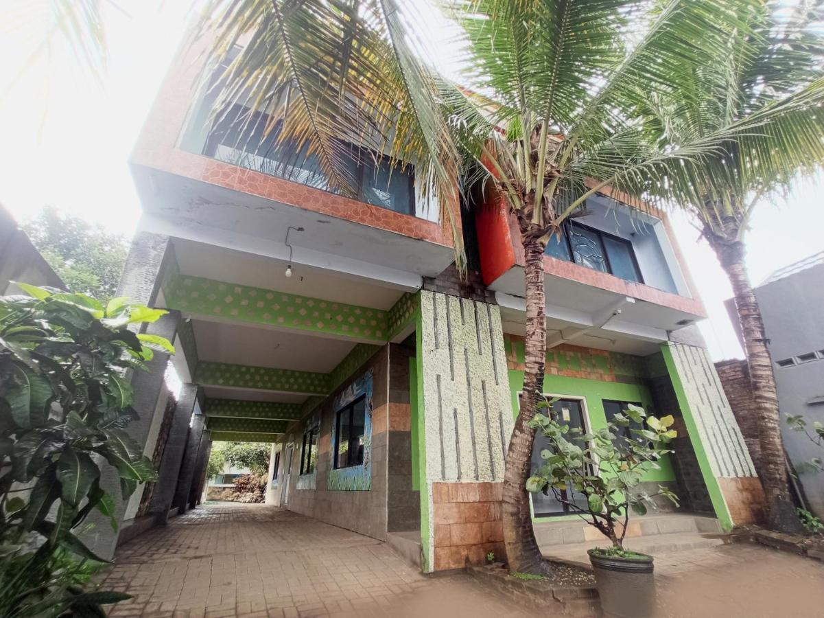 Oyo 90093 Dw Hotel Malang Exteriör bild