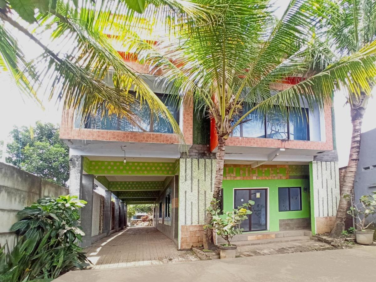 Oyo 90093 Dw Hotel Malang Exteriör bild