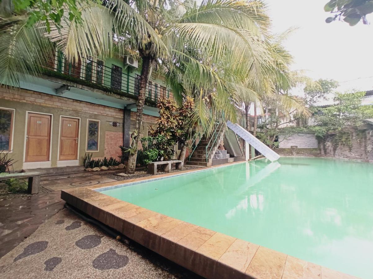 Oyo 90093 Dw Hotel Malang Exteriör bild