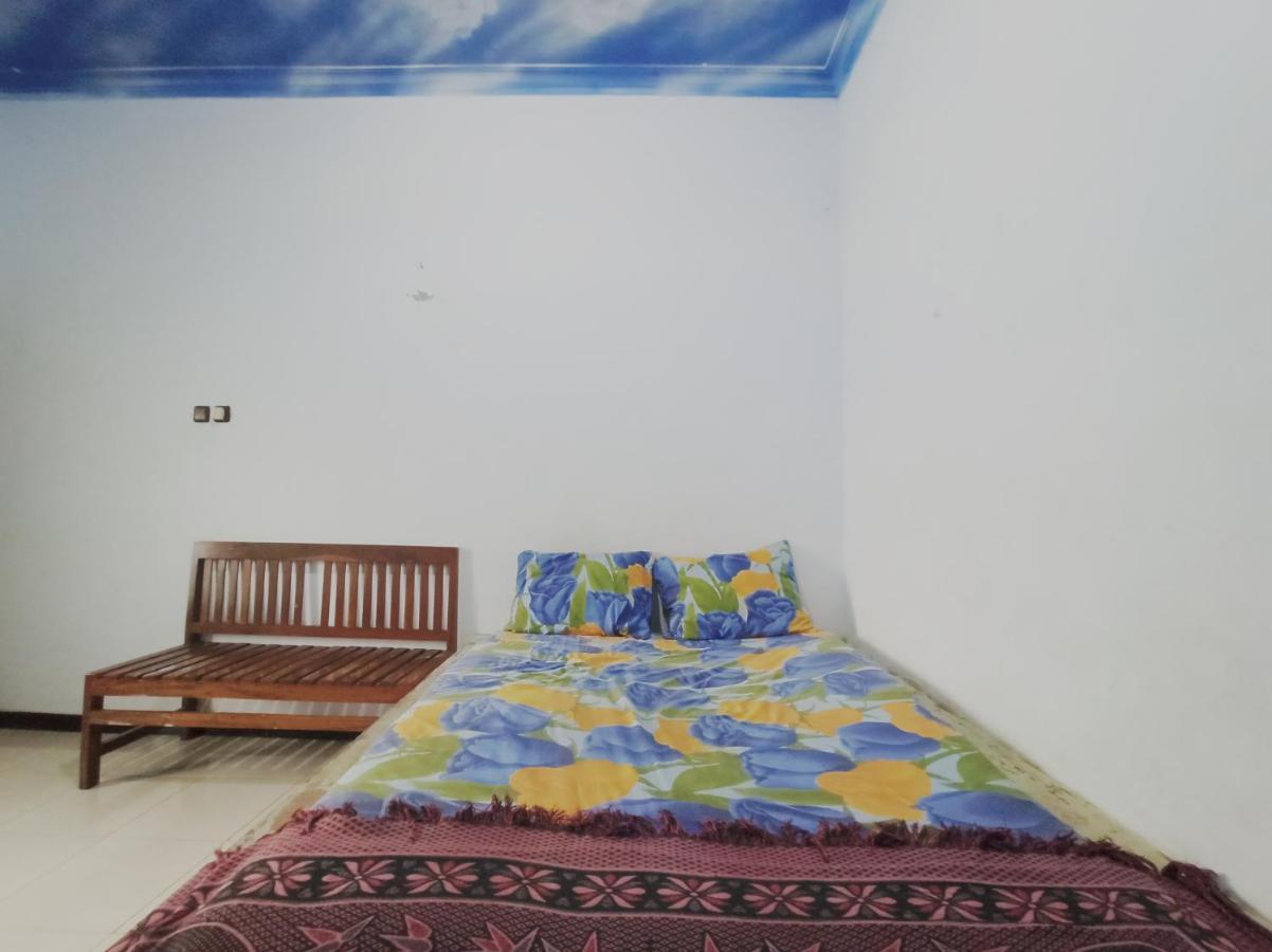 Oyo 90093 Dw Hotel Malang Exteriör bild