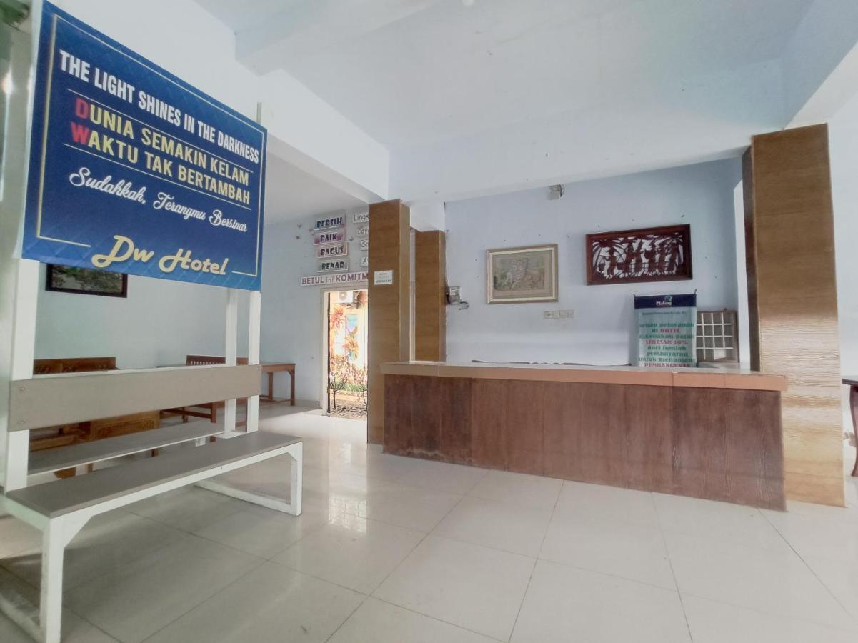 Oyo 90093 Dw Hotel Malang Exteriör bild