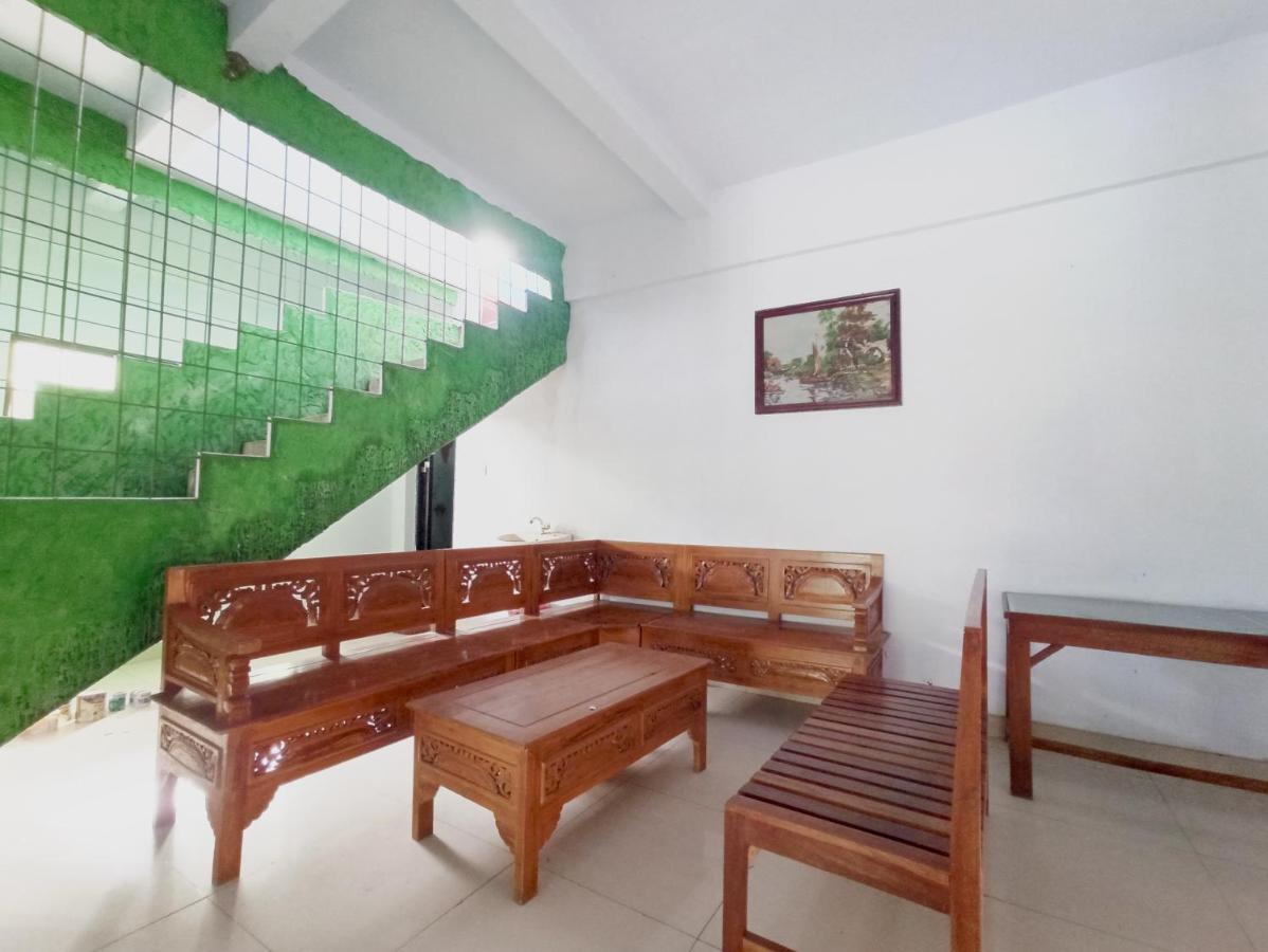 Oyo 90093 Dw Hotel Malang Exteriör bild