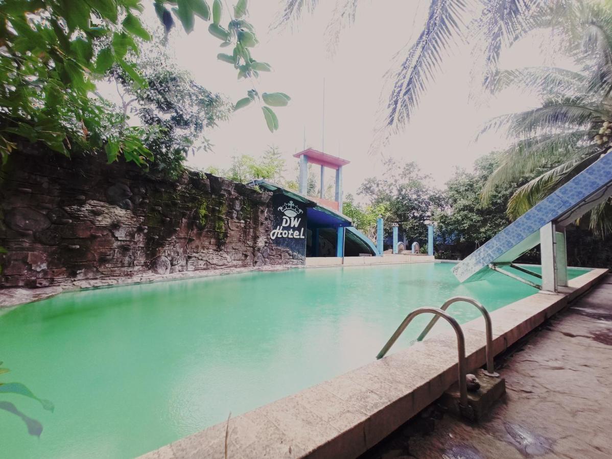 Oyo 90093 Dw Hotel Malang Exteriör bild