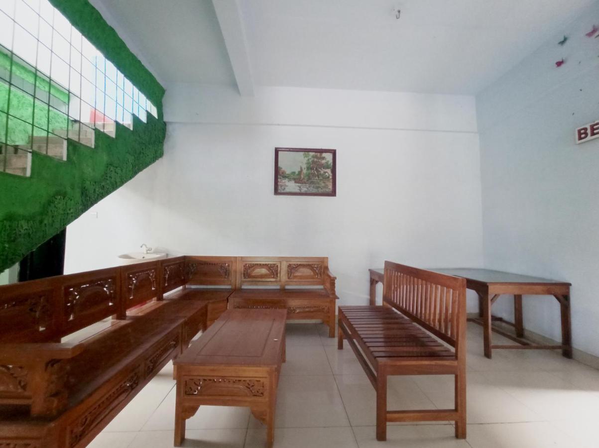 Oyo 90093 Dw Hotel Malang Exteriör bild